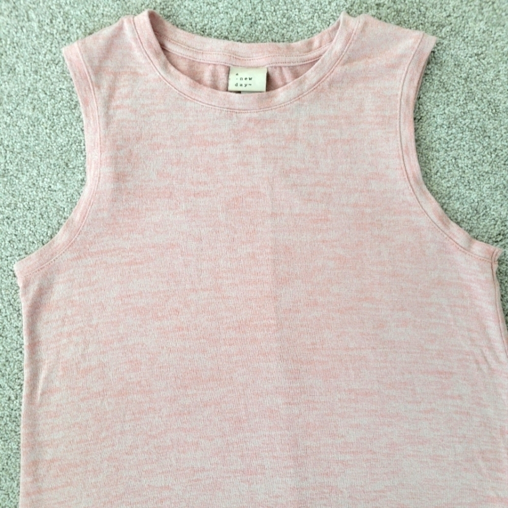 ✨Woman's Softspun Knit Pink Muscle Tank Top✨ - Picture 2 of 4